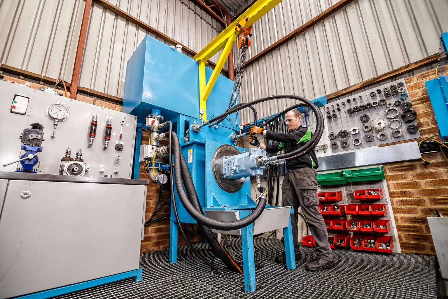 استانداردهای جهانی در طراحی و ساخت تجهیزات هیدرولیکی